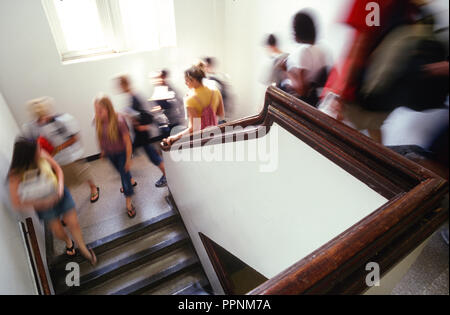 Gli studenti delle scuole superiori (14-17) scendendo scale (movimento sfocata), STATI UNITI Foto Stock