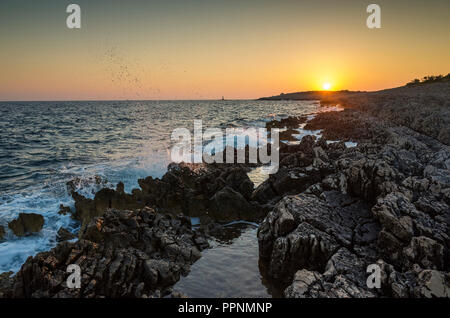 Bellissimo paesaggio e natura foto del tramonto al mare Adriatico in Croazia Europa. Bella colorata all'esterno dell'immagine. Tranquillo, pacifico foto di Ocean Foto Stock