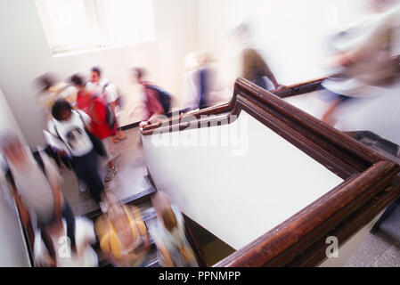 Gli studenti delle scuole superiori (14-17) scendendo scale (movimento sfocata), STATI UNITI Foto Stock