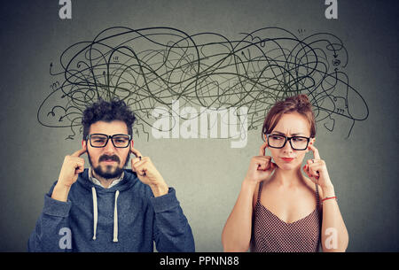 Arrabbiato orinato giovane donna e uomo ignorando di non ascoltare ogni altra scambiando con molti pensieri negativi Foto Stock