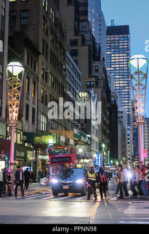 Diamante a forma di Strada luce tralicci, quartiere dei diamanti, Fifth Avenue, New York Foto Stock