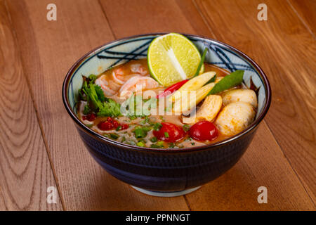 Thai Tom Yam Zuppa di gamberetti Foto Stock