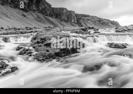 Cascate di Islanda in artistiche in bianco e nero Foto Stock