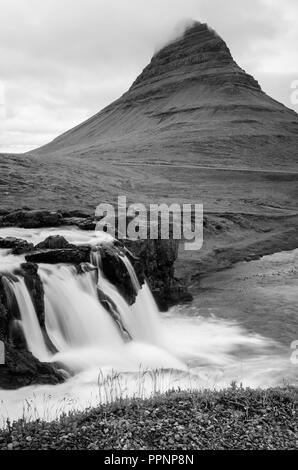 Kirkjufellsfoss di Islanda in artistiche in bianco e nero Foto Stock