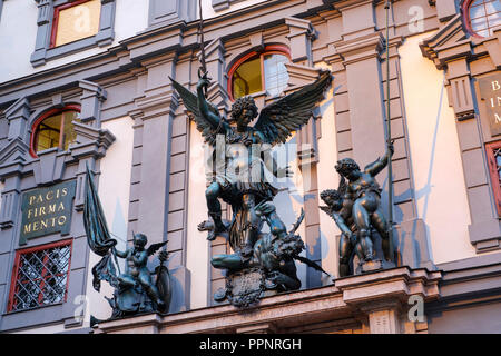 Saint Michaels gruppo presso la Zeughaus, Augsburg, Svevia, Baviera, Germania Foto Stock