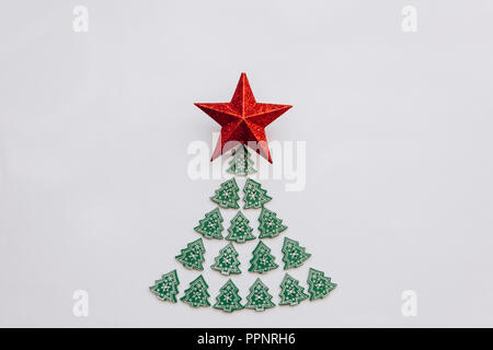 Idea creativa in stile minimalista per Natale o Capodanno temi. Albero di Natale da altre piccole casette di legno di alberi di Natale e una stella sulla parte superiore. Concetto celebrativo. Foto Stock