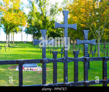 Ingresso del cimitero tedesco a Fricourt sul Campo di Battaglia di Somme in Francia Foto Stock