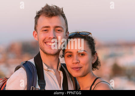 Ridendo giovane donna e giovane uomo che guarda verso la fotocamera, giovane, Plaza de la Encarnación, Siviglia, Andalusia, Spagna Foto Stock