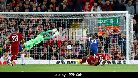 Liverpool è Daniel Sturridge punteggi il suo lato del primo obiettivo del gioco durante il Carabao Cup, terzo round corrispondono ad Anfield, Liverpool. Foto Stock