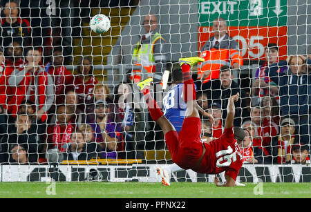 Liverpool è Daniel Sturridge punteggi il suo lato del primo obiettivo del gioco durante il Carabao Cup, terzo round corrispondono ad Anfield, Liverpool. Foto Stock