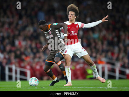 Brentford's Moses Odubajo (sinistra) e dell'Arsenal Matteo Guendouzi battaglia per la sfera durante il Carabao Cup, terzo round corrispondono all'Emirates Stadium di Londra. Foto Stock