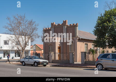 PARYS, SUD AFRICA, 2 agosto 2018: una scena di strada con la Chiesa battista e veicoli, in Parys nel libero Stato Provincia Provincia Foto Stock