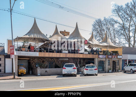 PARYS, SUD AFRICA, 2 agosto 2018: una scena di strada con ristorante, altri negozi e veicoli, in Parys nel libero Stato Provincia Foto Stock