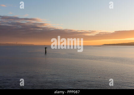 Tramonto su Belfast Lough, N.Irlanda. Foto Stock