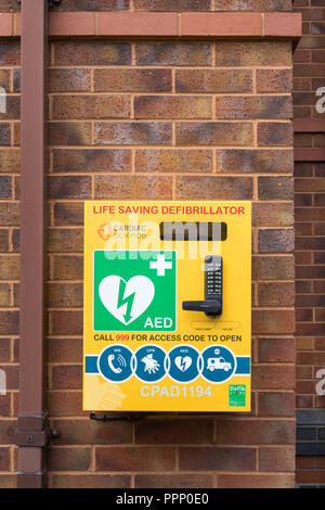 AED Life saving defibrillatore in luogo pubblico, REGNO UNITO Foto Stock