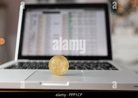 Coin bitcoin sulla tastiera del notebook. il concetto di trading cryptocurrency. La rapida crescita della moneta. Foto Stock