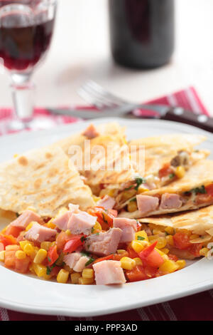 Quesadilla con prosciutto e vino rosso Foto Stock