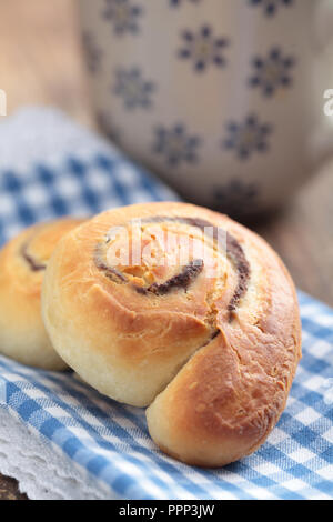 Torta alla cannella svedese fatta in casa su un tavolo rustico Foto Stock