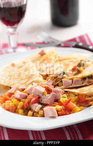 Quesadilla con prosciutto e vino rosso Foto Stock