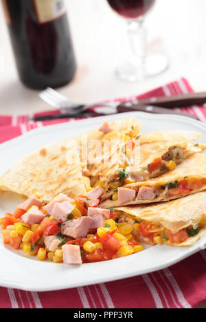 Quesadilla con prosciutto e vino rosso Foto Stock