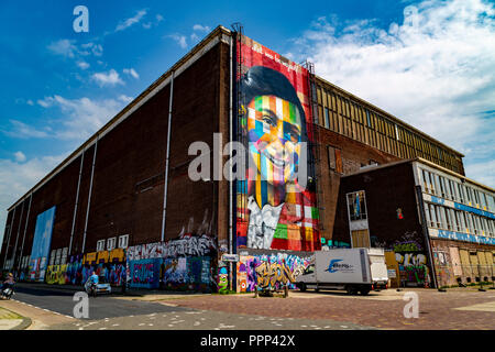 Facciata del futuro Street Art Museum in NDSM nella zona Amsterdam-Noord è una foto di Anna Frank realizzato dall'artista brasiliano Eduardo Kobra Foto Stock