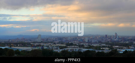 Leeds City Centre Skyline visto da rothwell, West Yorkshire Foto Stock