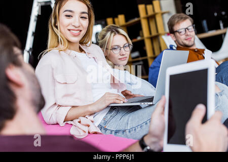 Multietnica di colleghi che hanno discusso il progetto di avvio di office Foto Stock