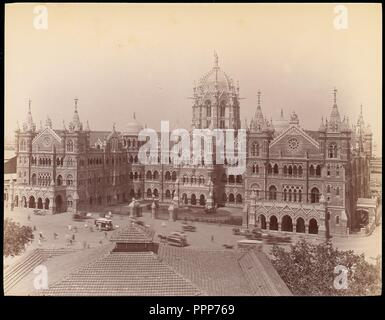 [Victoria Terminus Edificio, Mumbai]. Artista: sconosciuto. Dimensioni: 18,3 x 23,6 cm (7 3/16 x 9 5/16 in.). Data: 1860s-70s. Frederick W. Stevens ha progettato questo edificio per la grande penisola indiana ferroviario, per servire come suo principale stazione dei treni di Bombay. Le mietitrebbie di stile gotico veneziano popolari in Inghilterra al momento con elementi di architettura indiana ed è integrata nella locale pietra arenaria rossa. Un tredici-piede personificazione del progresso, sollevando il suo braccio verso il cielo, in cima alla cupola centrale. Il Terminus aperto nel 1887 in tempo per festeggiare la Regina Vittoria per il Giubileo d oro. Museo: Metro Foto Stock