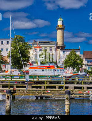 Vista del vecchio faro a Warnemünde, Rostock, Germania. Foto Stock