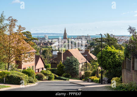 Strada di Inglese moderno case staccato Foto Stock