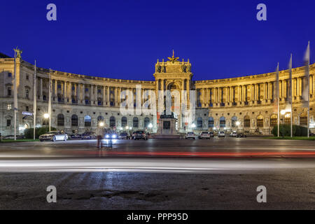 VIENNA, Austria - 11 Luglio 2015: Neue Burg in Palazzo di Hofburg di notte Foto Stock