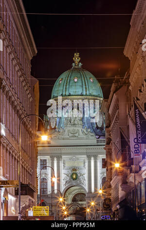 VIENNA, Austria - 12 luglio 2015: Kohlmarkt street con il complesso di Hofburg nel centro di Vienna in Austria Foto Stock