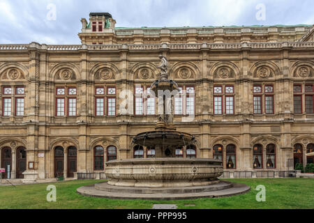 VIENNA, Austria - 27 giugno 2015: vista su Vienna State Opera House Foto Stock