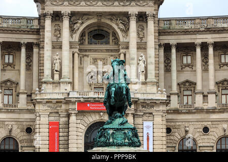 VIENNA, Austria - 27 giugno 2015: Statua del Principe Eugenio e la facciata della Neue Burg in Palazzo di Hofburg. Foto Stock