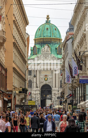 VIENNA, Austria - 27 giugno 2015: i turisti su Kohlmarkt street con il complesso di Hofburg nel centro di Vienna in Austria Foto Stock