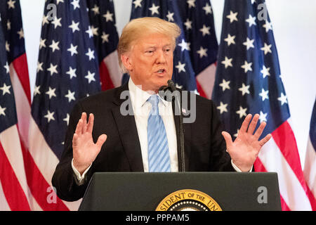 Il presidente statunitense Donald Trump partecipa a una conferenza stampa presso il Lotte New York Palace Hotel in New York City. Trump è a New York per l'Assemblea generale delle Nazioni Unite. Foto Stock