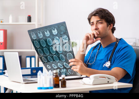 Maschio di medico radiologo con raggi x può immagine Foto Stock