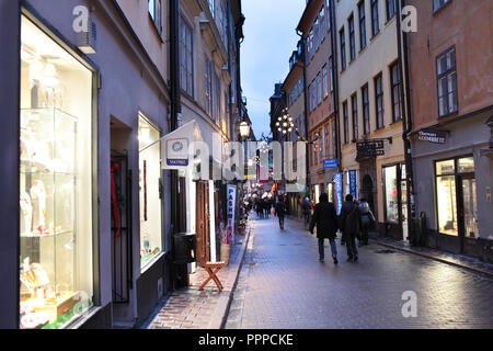 Strada stretta di Gamla Stan, Stoccolma, Svezia Foto Stock