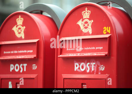 Rosso di due caselle di posta a Copenhagen, Danimarca Foto Stock