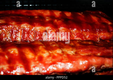 Rack di costolette di maiale per la cottura sul bar-b-que Foto Stock