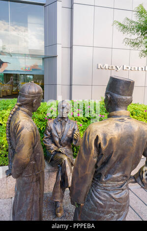 Singapore, sculture a grandezza naturale raffiguranti mercanti di negoziazione del passato lungo il fiume Singapore. Foto Stock