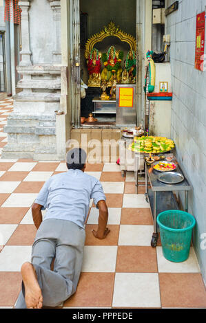 Singapore, pregando in Sri Veeramakaliamman tempio Foto Stock