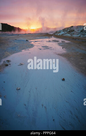 L'area geotermale di Namafjall Hverir / vicino al Lago Myvatn al tramonto nel nord dell'Islanda. Foto Stock