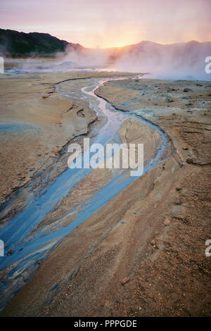 L'area geotermale di Namafjall Hverir / vicino al Lago Myvatn al tramonto nel nord dell'Islanda. Foto Stock