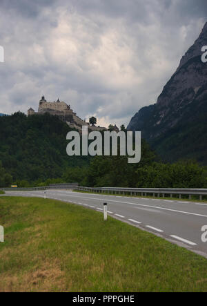 Il castello di Hohenwerfen (Festung Hohenwerfen) trova la collina vicino al villaggio di Werfen, Austria. Foto Stock