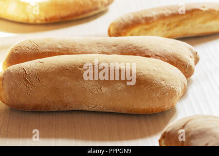 Pasticceria fresca sul contatore in una panetteria rurale. Stampi in legno con un impasto preparato per il forno. Autentica del delizioso pane Foto Stock