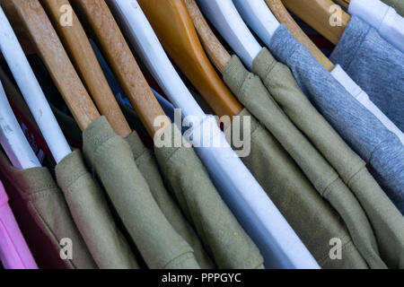 Berlino, Germania, 31 agosto 2018: Full Frame Close-Up di T-Shirt su appendiabiti al di fuori del negozio di moda Foto Stock