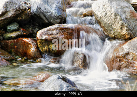 Poca caduta di acqua nella roccia Foto Stock