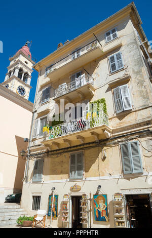 Casa in città vecchia, la torre della chiesa di San Spiridione, Corfù, Corfù, Grecia Foto Stock