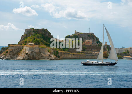 In barca a vela e in vista della fortezza vecchia, Corfù, Corfù, Grecia Foto Stock